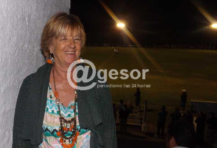 La madre del futbolista uruguayo Álvaro Fernández dice que su hijo no se olvida de Pueblo Agraciada y que cada vez que puede “brinda una mano”.